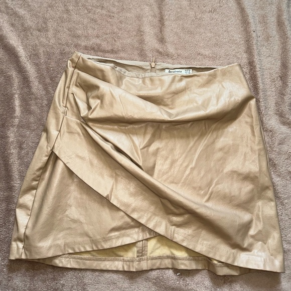stradivarius Dresses & Skirts - Stradivarius faux leather skirt in beige
COLOR: Beige
SIZE: EU 38